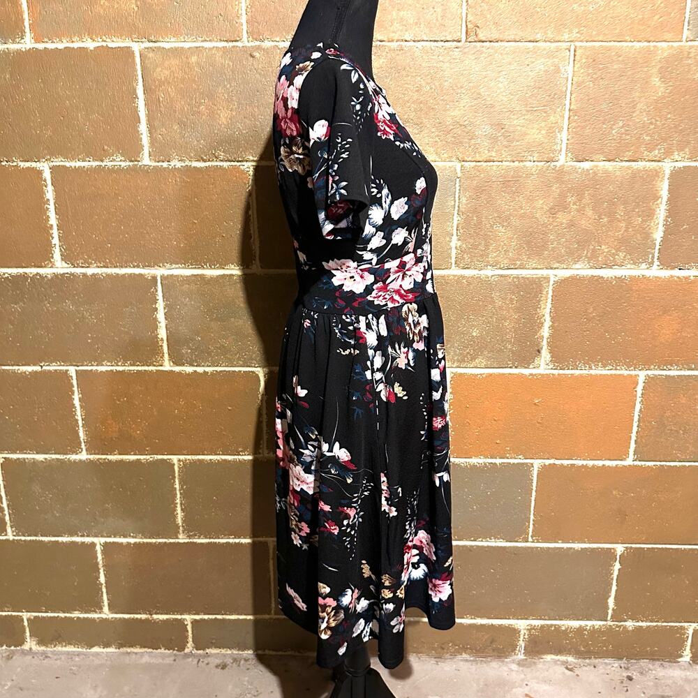 NWT Yathon Black Floral Short Sleeve Fit n' Flare Dress Women's M Medium - Picture 4 of 9